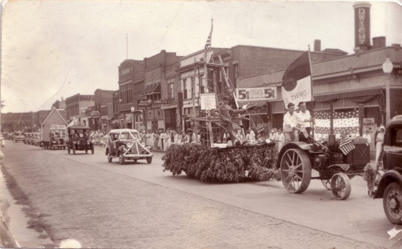 parade1931roy_andersonclem_steichentractor.jpg